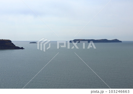 厚岸町 愛冠岬から眺める大黒島、小島、アイニンカップ岬 103246663