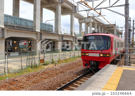 高架工事中の名鉄知立駅と 1800系 特急車両 103246664