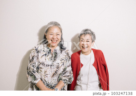 笑顔のグレイヘア女性・明るいシニア友達 笑顔のグレイヘア女性・明るいシニア友達 103247138