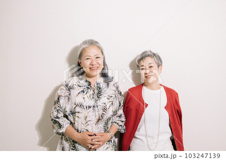 笑顔のグレイヘア女性・明るいシニア友達　 103247139