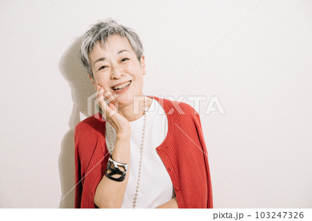 笑顔のグレイヘア女性・明るいシニア 103247326