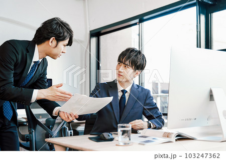 指示を出す上司と質問と確認をする部下の2人の男性のチームワーク 指示を出す上司と質問と確認をする部下の2人の男性のチームワーク 103247362