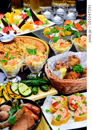 洋食のパーティー料理　ピザ、ソーセージ、唐揚げ、デザート 103247391