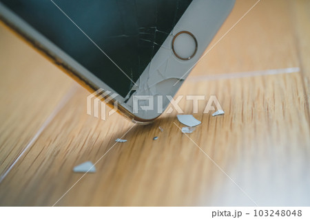 スマホを床に落として液晶が割れる 103248048