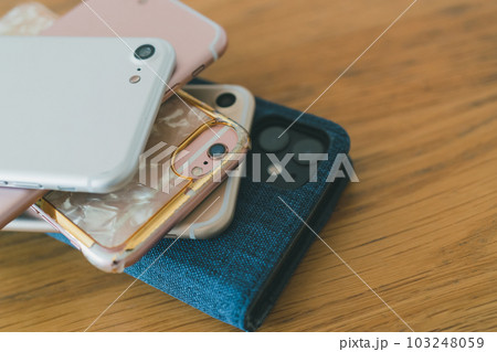 複数台のスマートフォン 複数台のスマートフォン 103248059