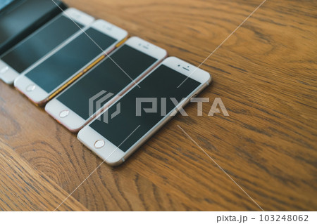 複数台のスマートフォン 103248062