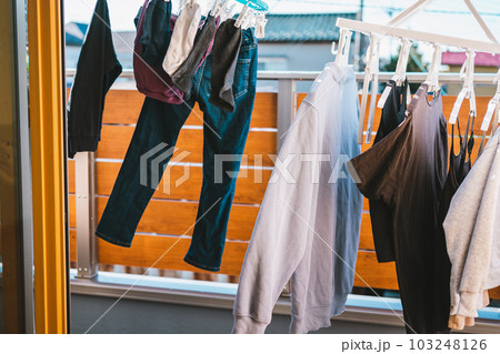 ベランダに干した洗濯物 103248126