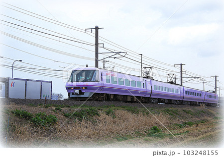 スーパーやくも色のリバイバル塗装で運行の特急やくも号(イラスト風) スーパーやくも色のリバイバル塗装で運行の特急やくも号(イラスト風) 103248155