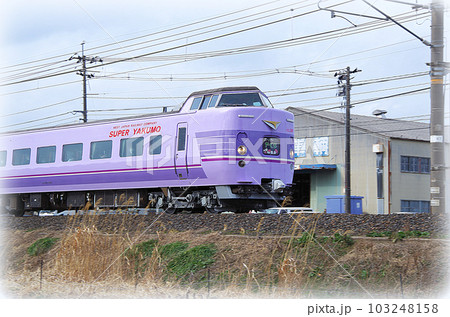 スーパーやくも色のリバイバル塗装で運行の特急やくも号(イラスト風) スーパーやくも色のリバイバル塗装で運行の特急やくも号(イラスト風) 103248158