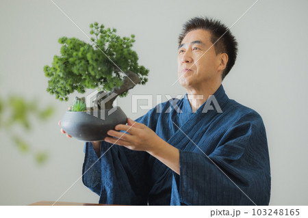 浴衣のミドル男性 浴衣のミドル男性 103248165