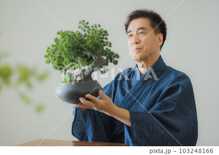 浴衣のミドル男性 浴衣のミドル男性 103248166