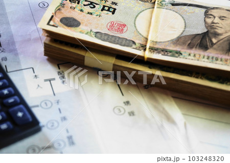 等親図の上に置かれた一万円札、相続イメージ 103248320