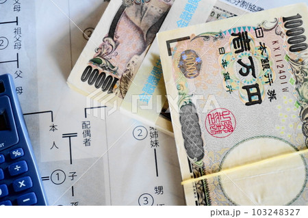 等親図の上に置かれた一万円札、相続イメージ 等親図の上に置かれた一万円札、相続イメージ 103248327