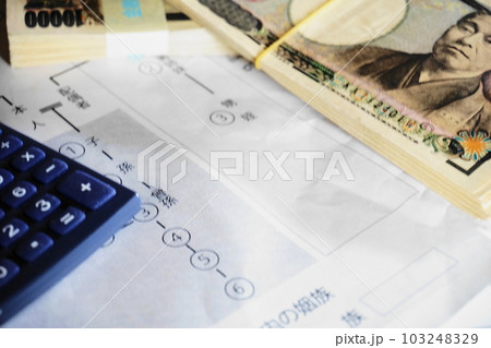 等親図の上に置かれた一万円札、相続イメージ 103248329