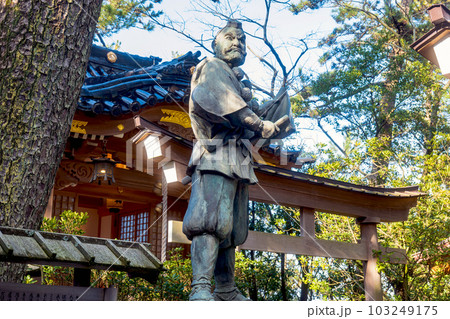 石川 安宅住吉神社 稲荷社と勧進帳を読む弁慶像 103249175