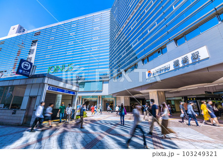 日本の横浜都市景観 波打ち模様…S0TETSU 横浜駅や横浜市営地下鉄ブルーライン横浜駅などを望む 103249321