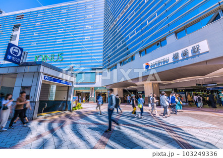 日本の横浜都市景観 波打ち模様…S0TETSU 横浜駅や横浜市営地下鉄ブルーライン横浜駅などを望む 103249336