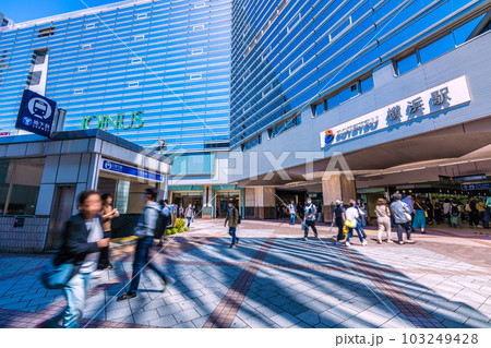 日本の横浜都市景観 波打ち模様…S0TETSU 横浜駅や横浜市営地下鉄ブルーライン横浜駅などを望む 103249428