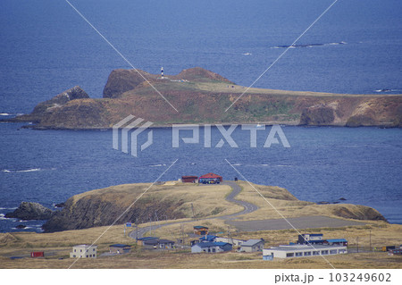 礼文島のハイキングコースから見るトド島とスコトン岬 103249602