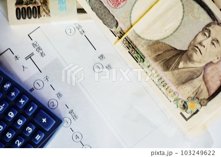 等親図の上に置かれた一万円札、相続イメージ 等親図の上に置かれた一万円札、相続イメージ 103249622