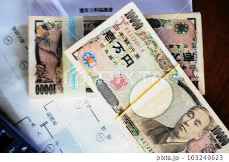等親図の上に置かれた一万円札、相続イメージ 103249623