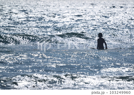 輝く海とサーファーのシルエット 輝く海とサーファーのシルエット 103249960