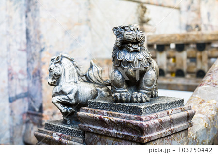築地本願寺の守り神 103250442