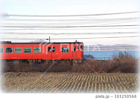 夕方の中海沿線を走る朱色の普通列車（イラスト風） 103250568