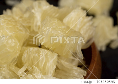 peeled and divided into small pieces ripe pale yellow pomelo 103250593
