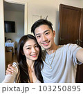 AI生成美男美女・二人で写真を撮る幸せなカップル 103250895