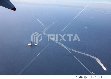 上空から見た川崎人口島　風の塔　東京湾アクアラインの換気口 103251050