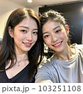 AI生成美女・笑顔でセルフィー写真を撮る女性たち 103251108