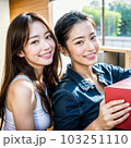 AI生成美女・友達と笑顔で写真を撮る女性たち 103251110