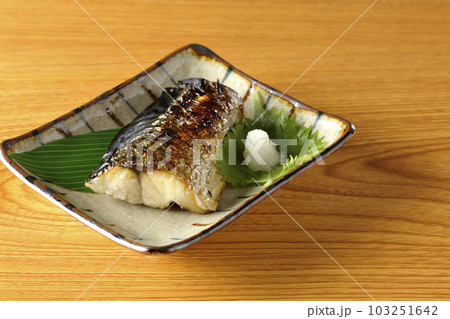しっかりと焼かれている鯖の塩焼き しっかりと焼かれている鯖の塩焼き 103251642