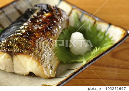 しっかりと焼かれている鯖の塩焼き しっかりと焼かれている鯖の塩焼き 103251647
