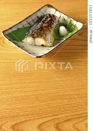 しっかりと焼かれている鯖の塩焼き しっかりと焼かれている鯖の塩焼き 103251651