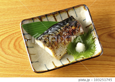 しっかりと焼かれている鯖の塩焼きを俯瞰で撮影 しっかりと焼かれている鯖の塩焼きを俯瞰で撮影 103251745