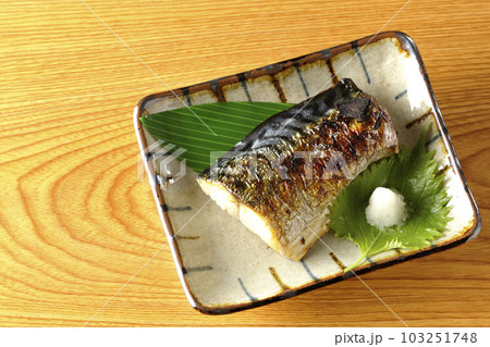 しっかりと焼かれている鯖の塩焼きを俯瞰で撮影 しっかりと焼かれている鯖の塩焼きを俯瞰で撮影 103251748