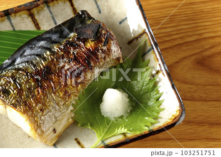 しっかりと焼かれている鯖の塩焼きを俯瞰で撮影 しっかりと焼かれている鯖の塩焼きを俯瞰で撮影 103251751