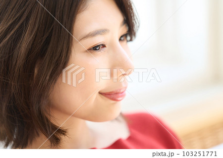 私服の若い女性　リビング　 103251771