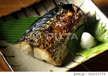 しっかりと焼かれている鯖の塩焼き 103251774