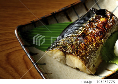 しっかりと焼かれている鯖の塩焼き しっかりと焼かれている鯖の塩焼き 103251775