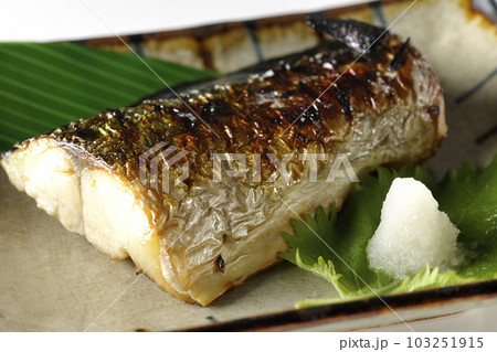 しっかりと焼かれている鯖の塩焼きを白背景で撮影 103251915