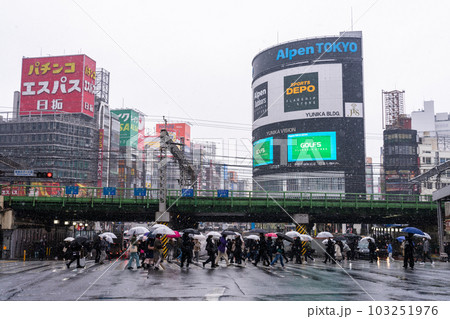 《東京都》雪降る冬の新宿都市風景 103251976