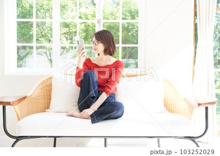 私服の若い女性　リビング　 103252029