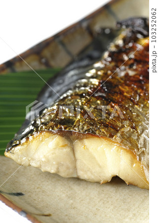 しっかりと焼かれている鯖の塩焼きを白背景で撮影 103252062