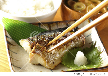 鯖の塩焼き定食を食べる 鯖の塩焼き定食を食べる 103252283