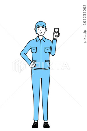 仕事でスマホを使う帽子と作業着姿の女性 仕事でスマホを使う帽子と作業着姿の女性 103253002