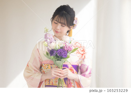 着物　総絞りの振袖を着ている女性のポートレート 103253229