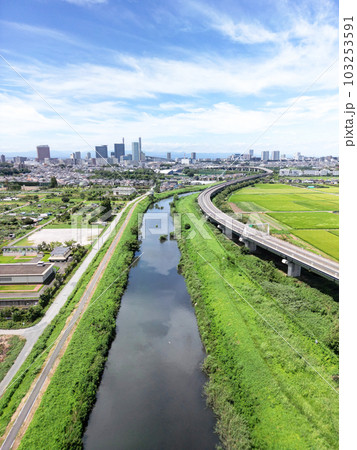 「埼玉県」ドローンで撮影した夏空のと沼田んぼの風景 「埼玉県」ドローンで撮影した夏空のと沼田んぼの風景 103253591